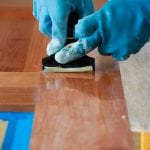 Usuwanie lakieru z drewna
