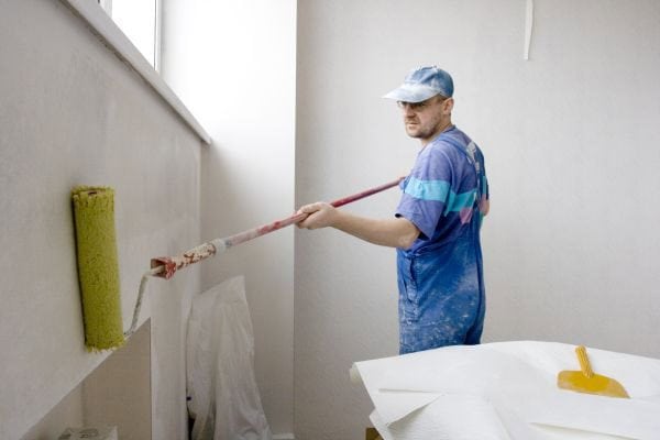 Apprêt avant de peindre les murs