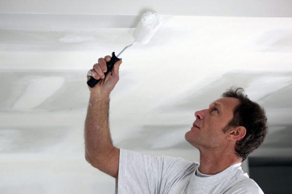 Malování stropu v bílé barvě