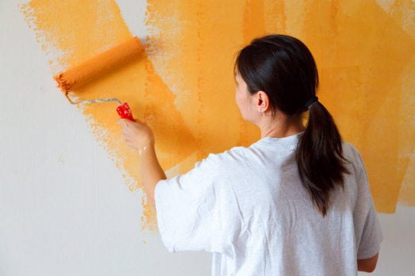 Pinte as paredes com um rolo