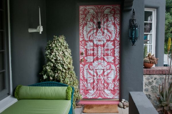 Dekoracja drzwi za pomocą szablonu