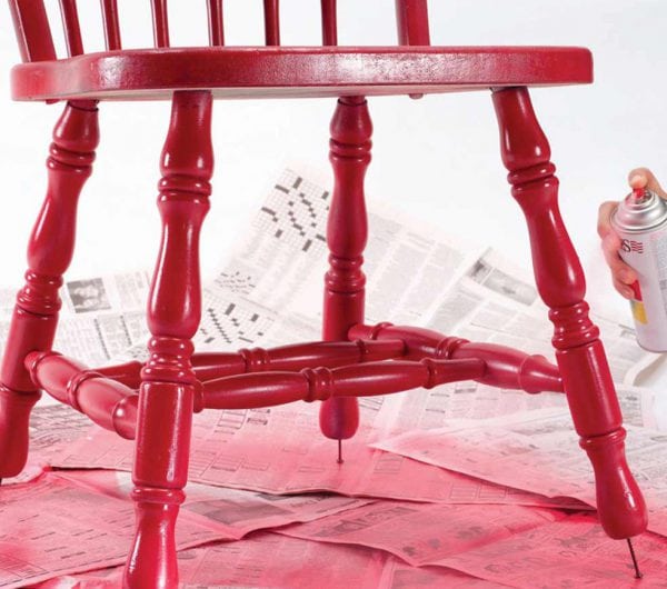 Maľujte stoličku v červenej farbe