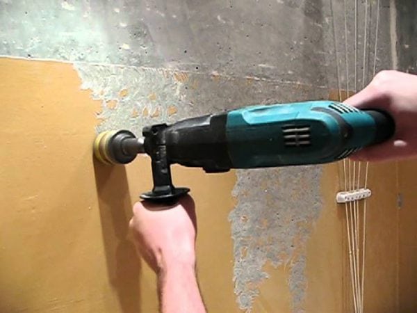 Vi fjerner malingen fra veggene selv
