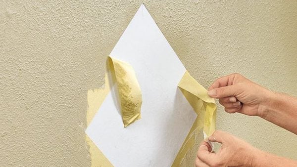 Com uma leve secagem da tinta, remova a fita adesiva da parede