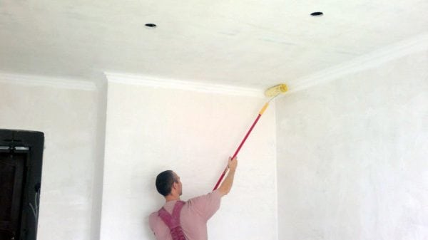 Một người đàn ông sơn lót trần nhà