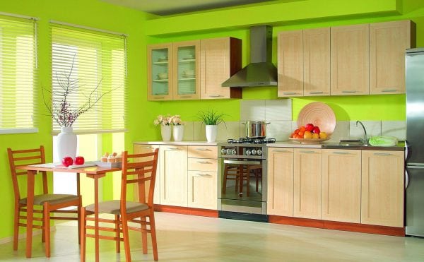 La cuisine est peinte de couleurs vives.
