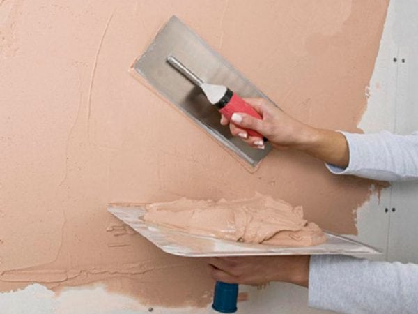 Massa nas paredes antes de aplicar papel de parede líquido