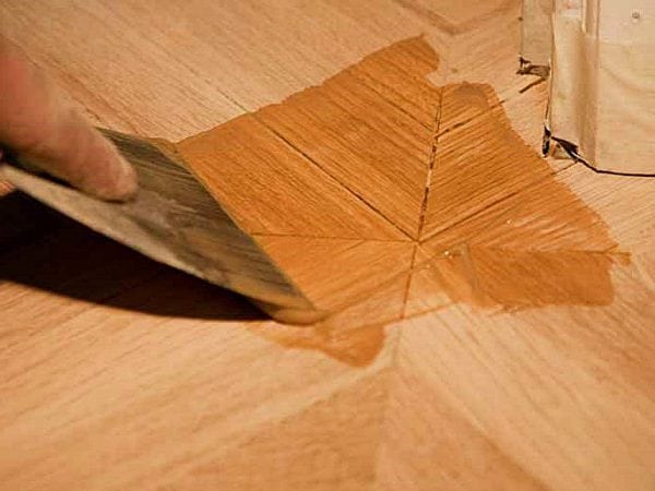 Putty trên gỗ là một trong những cách để san bằng sàn
