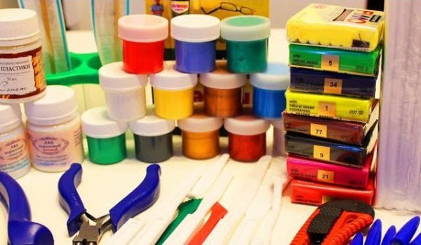 Tintas e ferramentas para argila do polímero