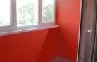 Ściany balkonu są pomalowane na czerwono.
