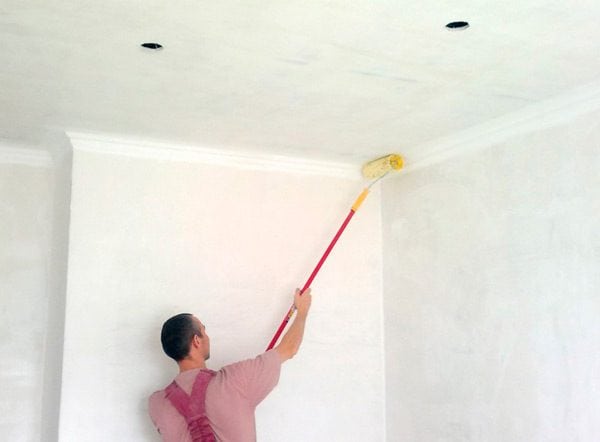 Antes de iniciar o trabalho, você precisa desenhar uma linha larga ao longo das bordas do teto