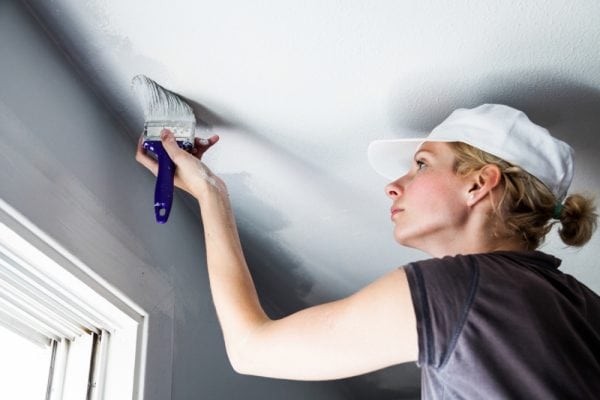 Để trần nhà có màu trắng hoàn hảo, việc tẩy trắng phải được áp dụng trong nhiều lớp