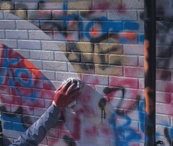 Nettoyage des murs de graffitis