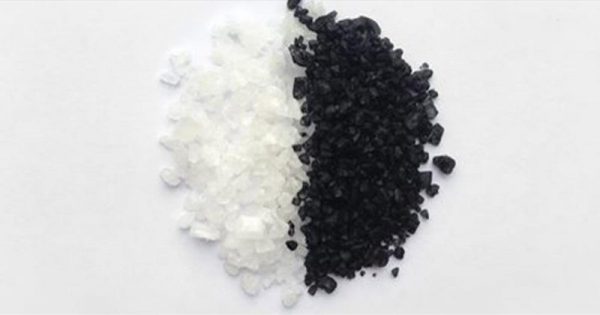 Sůl a uhlí pro odstranění zápachu barvy