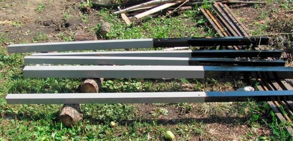 Traitement des poteaux de clôture avec du bitume