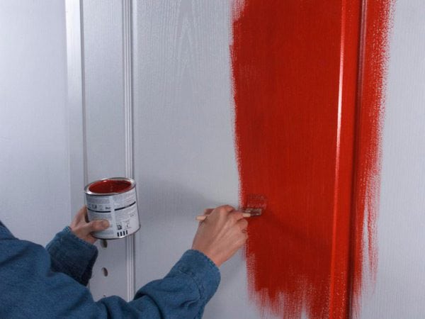 Maľovanie dverí v červenej farbe