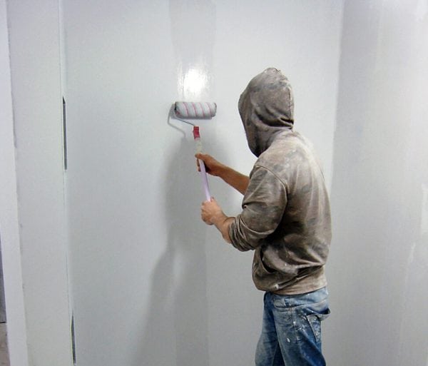 Áp dụng sơn lót alkyd trên tường