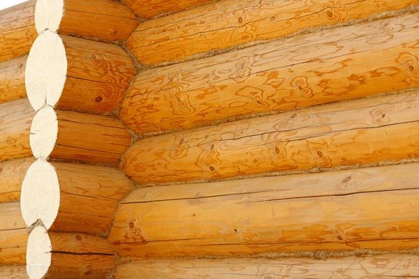 Третиране на дървена къща с антисептик
