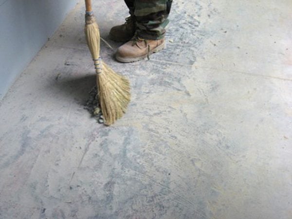 Pré-nettoyage du sol avant de travailler dessus