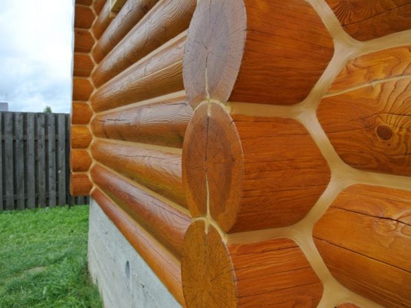 Malowana drewniana ściana domu z bali