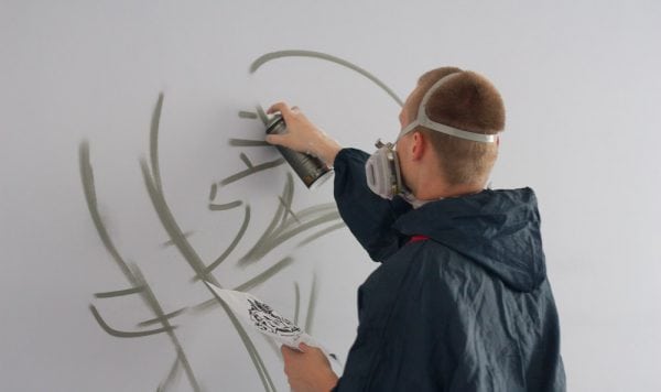 O processo de decorar paredes com tinta spray