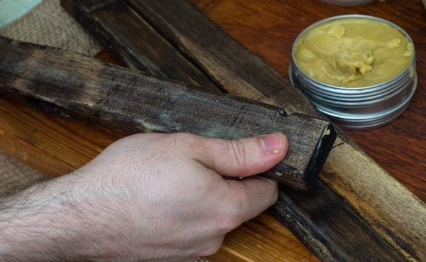 معالجة الخشب مع شمع العسل