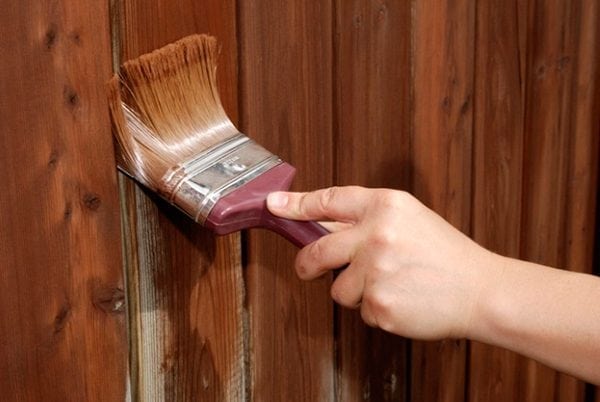 Боядисване на оградата с четка