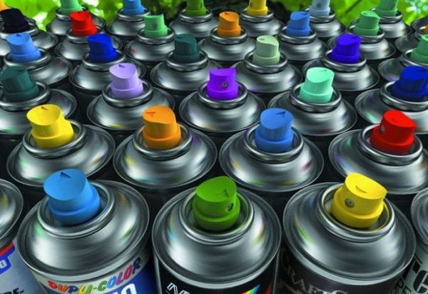 Uma variedade de latas de spray
