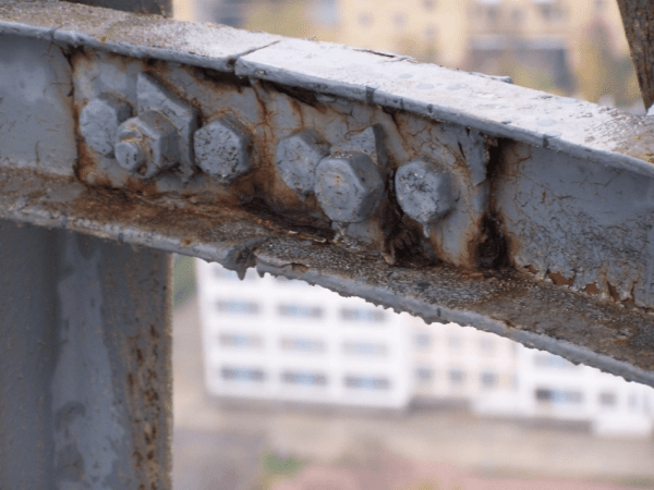 Corrosão na fenda nas juntas de estruturas metálicas