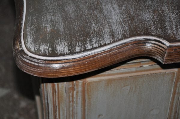 Стареене дървени мебели