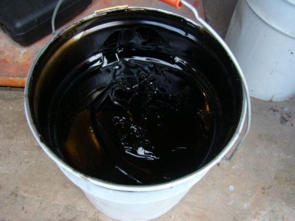 Bitumengrunning i en bøtte