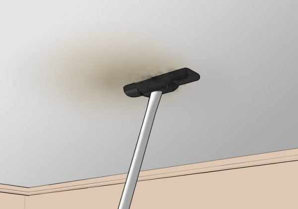 Removendo a placa cinza do teto com um aspirador