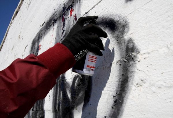 Grafiti purškimo skardinės piešimo procesas