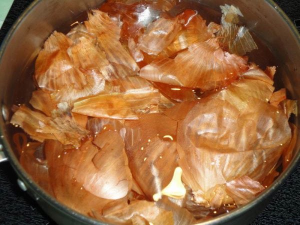 Casca de cebola para manchas de cozinha