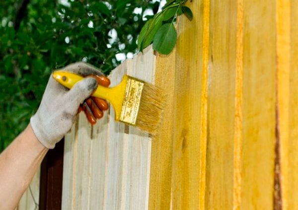 Malování dřevěný plot