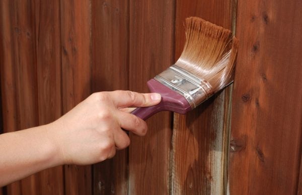 Боядисване на оградата с антисептик
