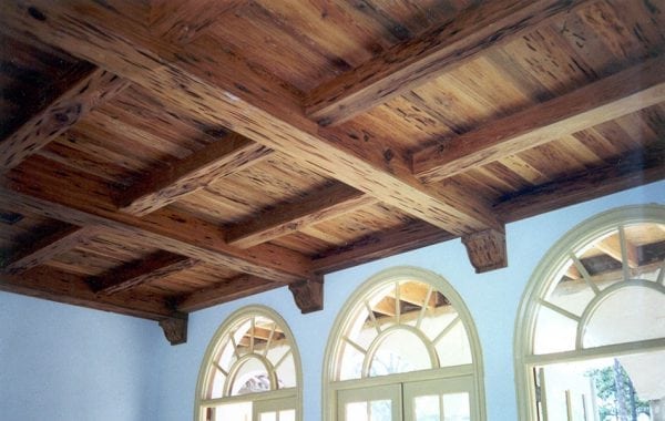 Plafond avec poutres laquées