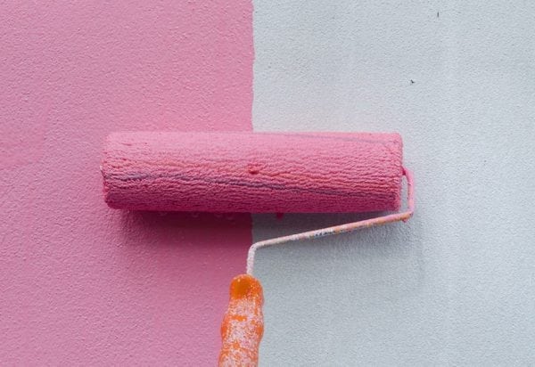 Malování zdi v růžové