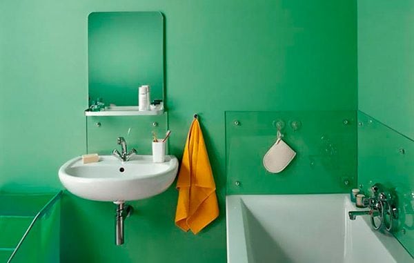 Stěny koupelny jsou natřeny vodotěsnou barvou
