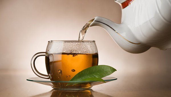 Parzenie herbaty, aby uzyskać brązowy odcień