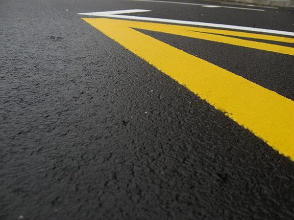 Żółte i białe oznaczenia dróg