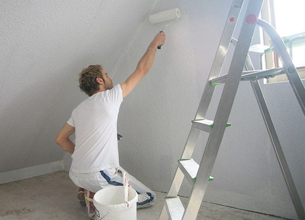 Aplicação de primer em parede pintada