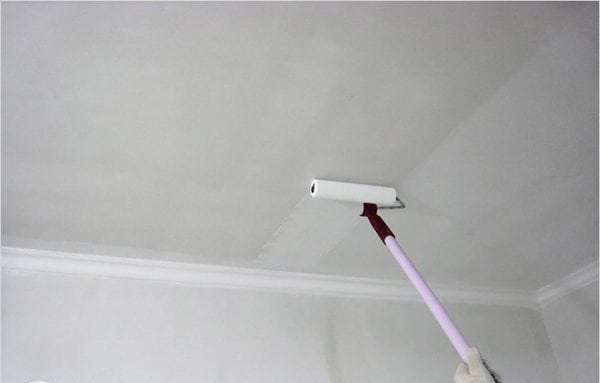 Application d'un apprêt sur un plafond blanchi à la chaux