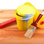 Използвайте боя без мирис върху дървена повърхност