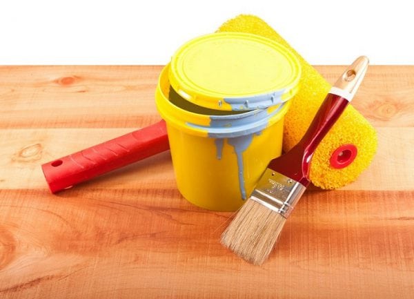 Utilisez de la peinture inodore sur une surface en bois