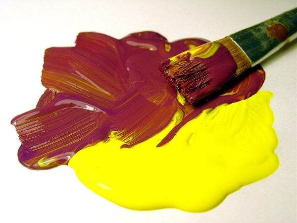 Misturando cores diferentes de tintas a óleo
