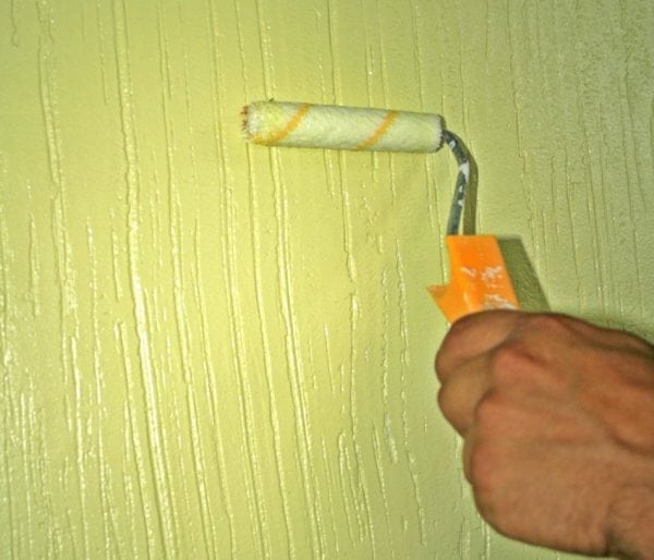 Áp dụng sơn ngọc trai trên tường bằng cách sử dụng một con lăn