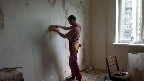 Nettoyage des murs avant de peindre avec de la peinture au silicate