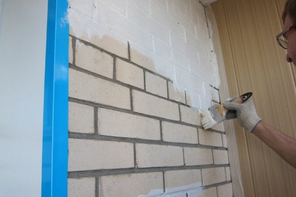 Peindre un mur de briques avec de la peinture au silicate