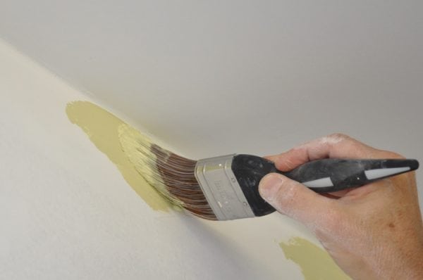 Боядисване на стени с четка за боядисване на перла